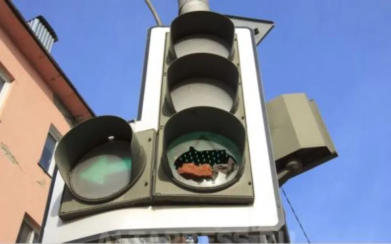 Вандалы бьют светофоры в Барнауле