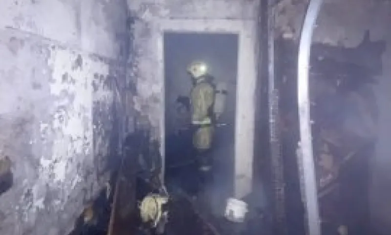 Пожар в многоквартирном доме в Барнауле тушили 37 человек 