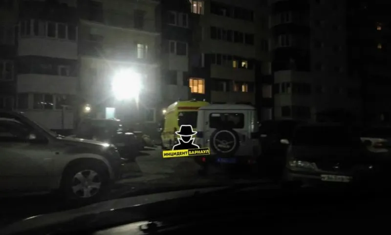 Соцсети: мужчина выпал с балкона в Барнауле 