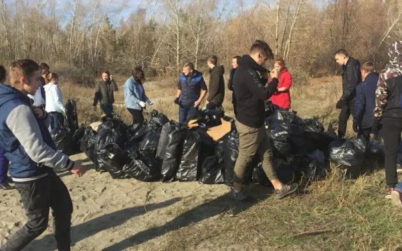 Барнаульские студенты собрали 150 мешков мусора на берегу Оби