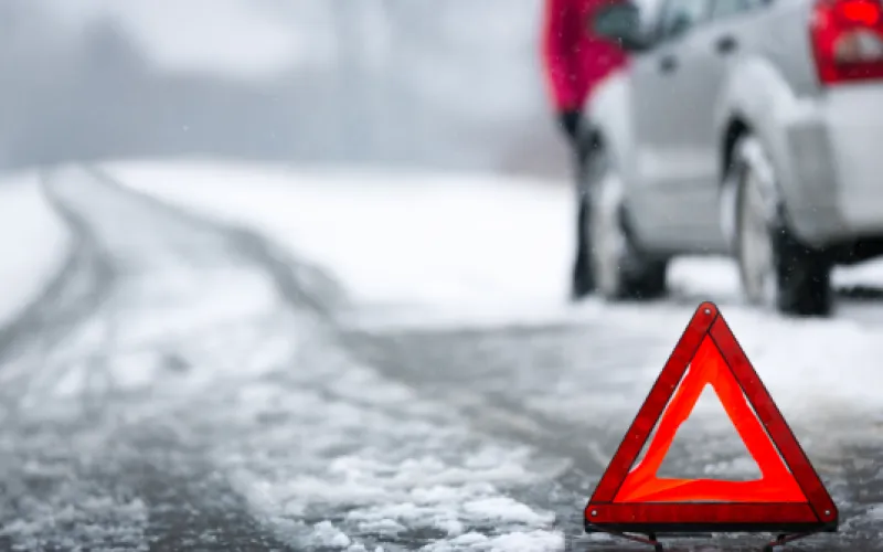 Инспекторы дорожно-патрульной службы эвакуировали семью, застрявшую на трассе в автомобиле