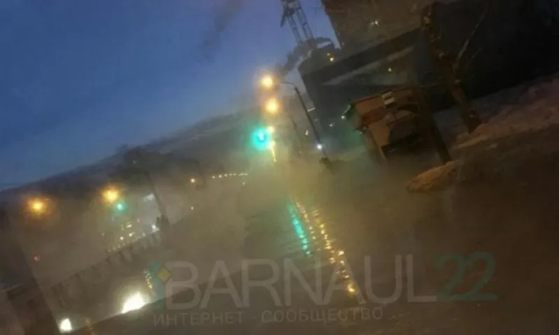 Мороз и потоп: улицы превратились в каток из-за прорыва трубы в центре Барнаула