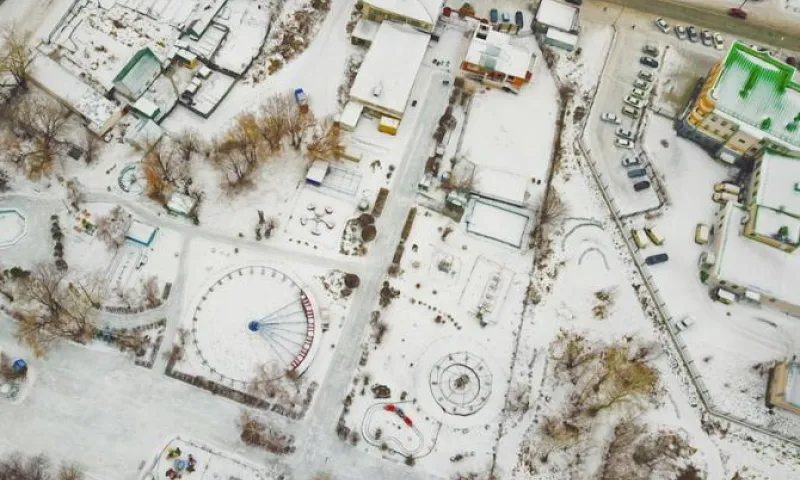 Городской парк превратили в необычный каток в Камне-на-Оби