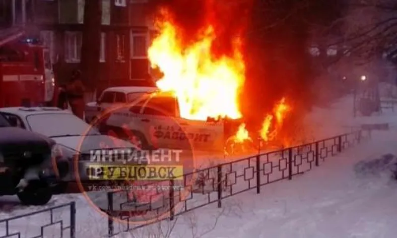 Видео: такси сгорело в Алтайском крае