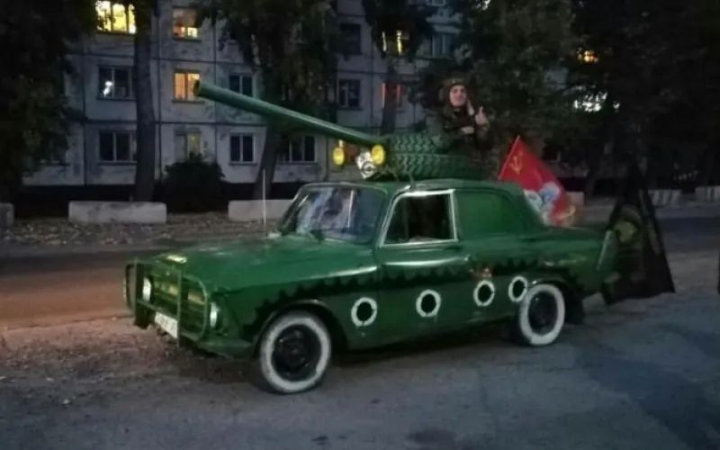 Бийчане отпраздновали День танкиста на самодельном «танке»