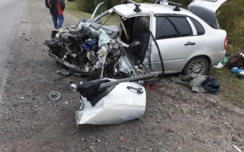 Водитель автомобиля погиб в результате столкновения с грузовиком в Барнауле