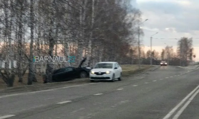 Автомобиль снёс столб в Барнауле 