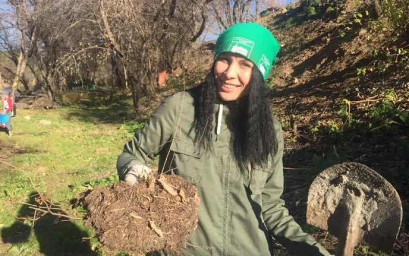 Активисты посадили деревья в барнаульском экопарке 