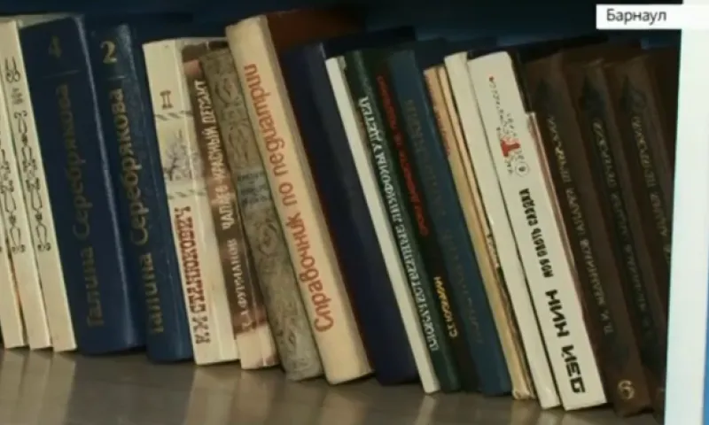 Книжный шкаф на железнодорожном вокзале в Барнауле пополнили новыми изданиями
