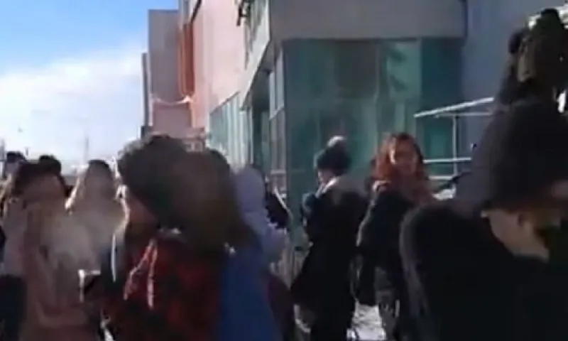 Очевидцы сняли на видео эвакуацию из барнаульского ТРЦ