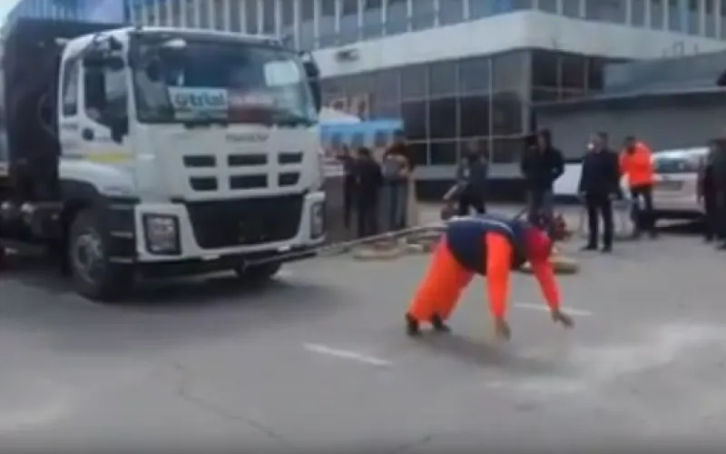 Мужчина передвинул грузовик на выставке в Барнауле