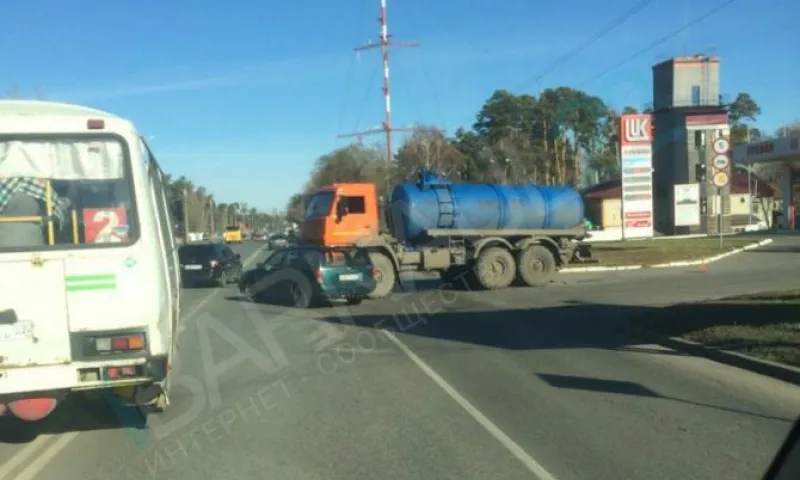 Автоцистерна протаранила легковой автомобиль в Барнауле