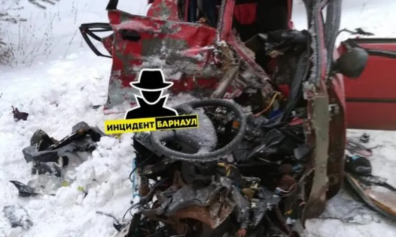 Женщина и ребенок погибли в страшной аварии в Алтайском крае