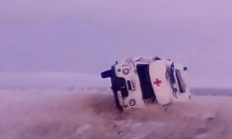 Стали известны подробности о перевернувшейся на трассе скорой помощи в Алтайском крае