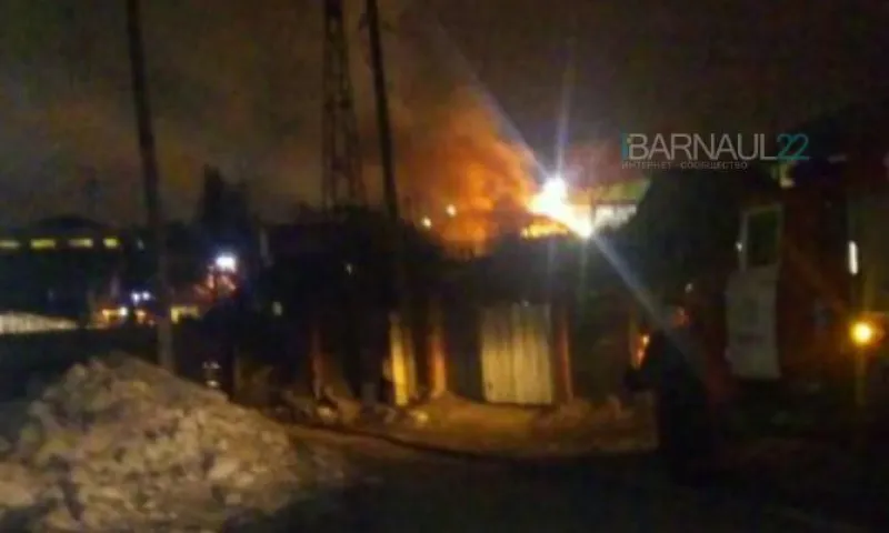 Cильный пожар произошёл ранним утром в Барнауле 