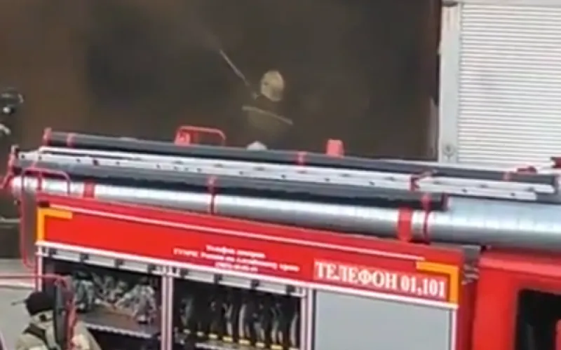 Загоревшийся гараж с грузовиком в Барнауле тушили 7 человек