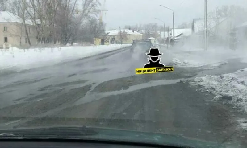 Дорогу затопило из-за порыва трубы в Барнауле
