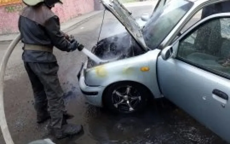 Автомобиль в Барнауле тушили 7 пожарных