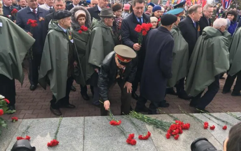 Торжественная церемония возложения цветов к Мемориалу Славы проходит в Барнауле 