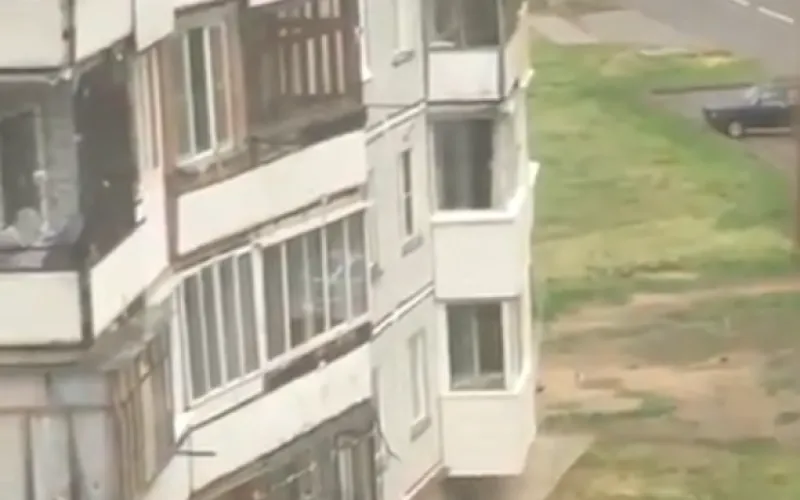 Нетрезвый житель Белокурихи выпал из окна многоэтажки