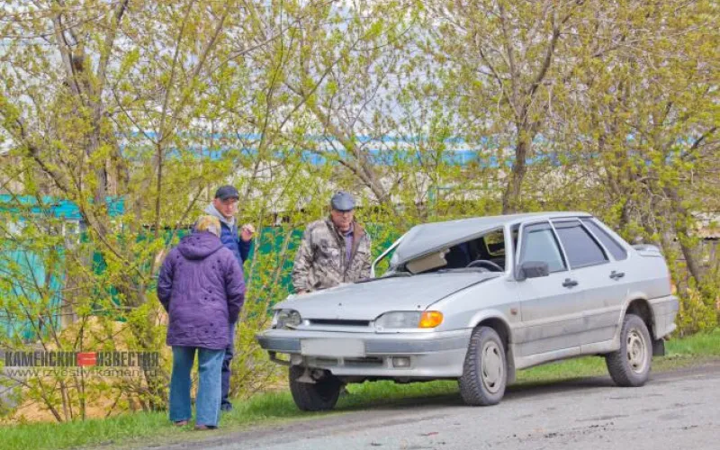 Автомобиль улетел в кювет в Камне-на-Оби