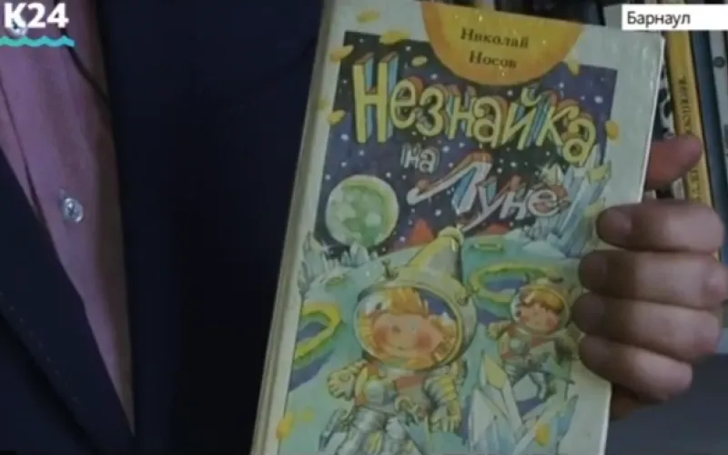 Книжный шкаф телеканала «Катунь 24» на железнодорожном вокзале пополнился детскими изданиями