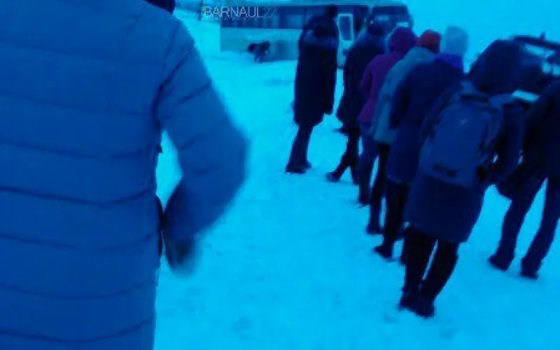 Пассажирский автобус слетел с трассы в Алтайском крае 