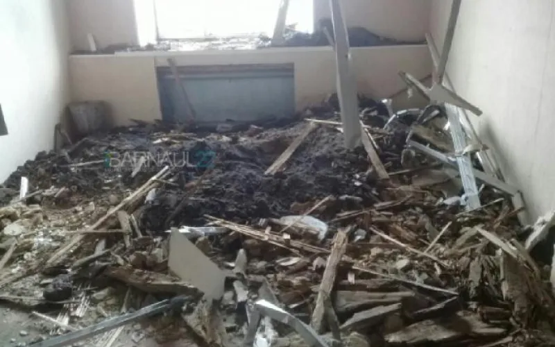 Потолок обрушился в одном из домов Барнаула 