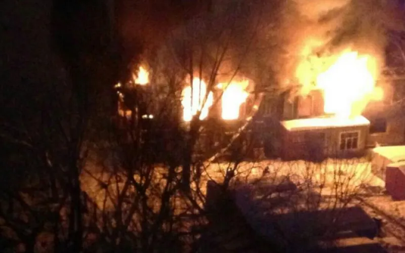 Деревянный двухэтажный дом сгорел в Бийске 