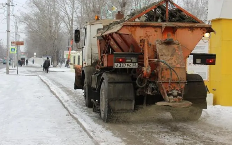 Более 150 тонн реагента высыпали на дороги Барнаула 