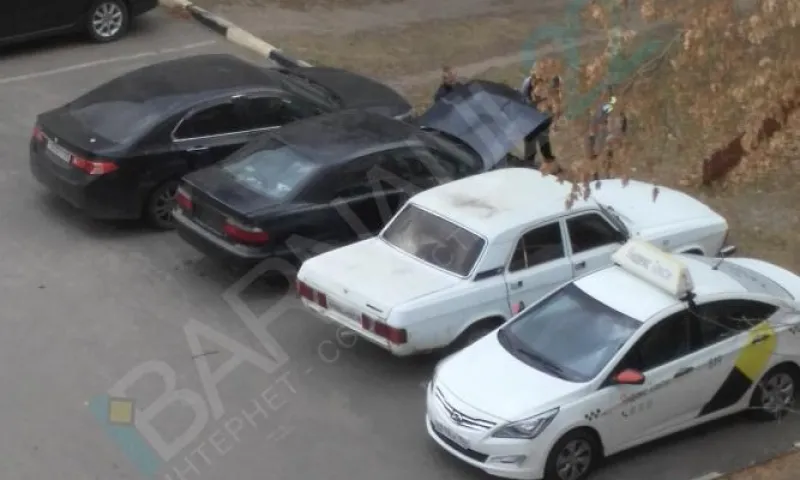 Подростки портили автомобили на парковке в Барнауле