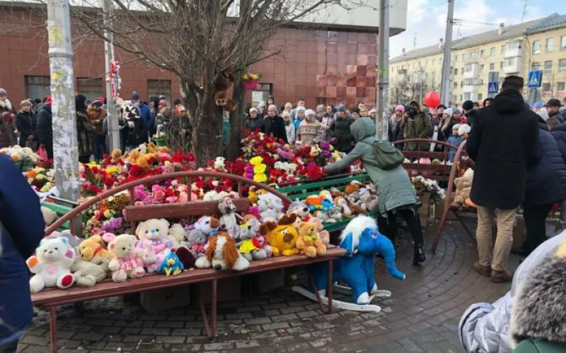 Видео: Владимир Путин возложил цветы у ТЦ в Кемерове