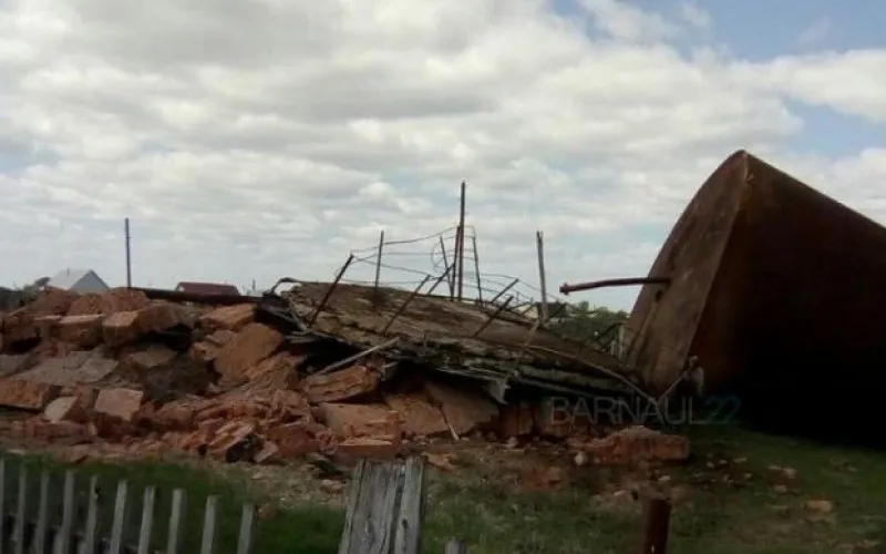 Водонапорная башня рухнула в алтайском селе