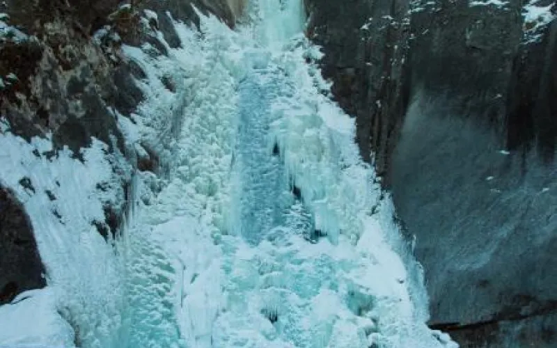 Фото: замёрзли водопады на реке Шинок в Алтайском крае 