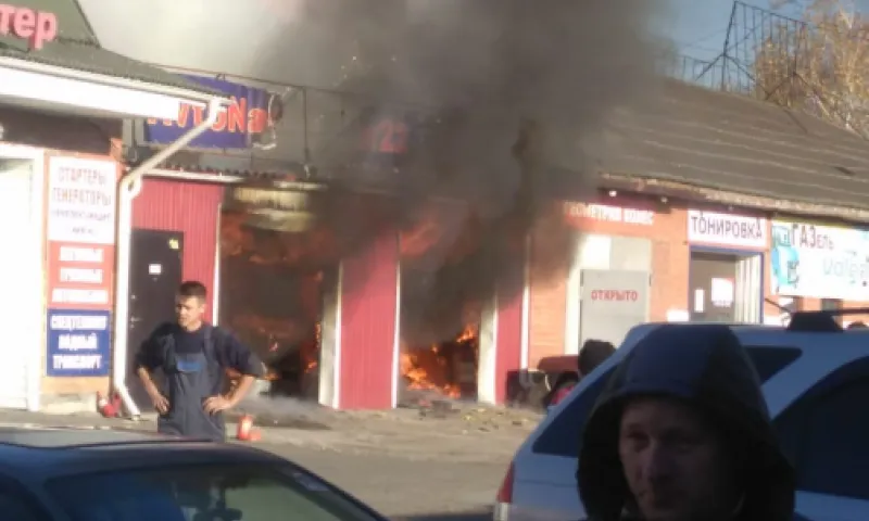 Во время пожара в барнаульской автомастерской сгорели 2 машины