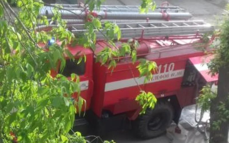 Закрытый изнутри гараж загорелся в Барнауле 