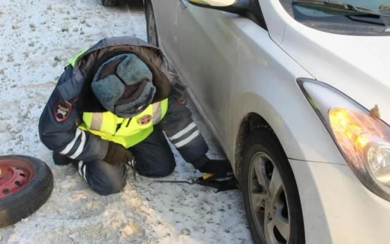Более полусотни замерзающих на трассе водителей и пассажиров спасли сотрудники ГИБДД  Алтайского края