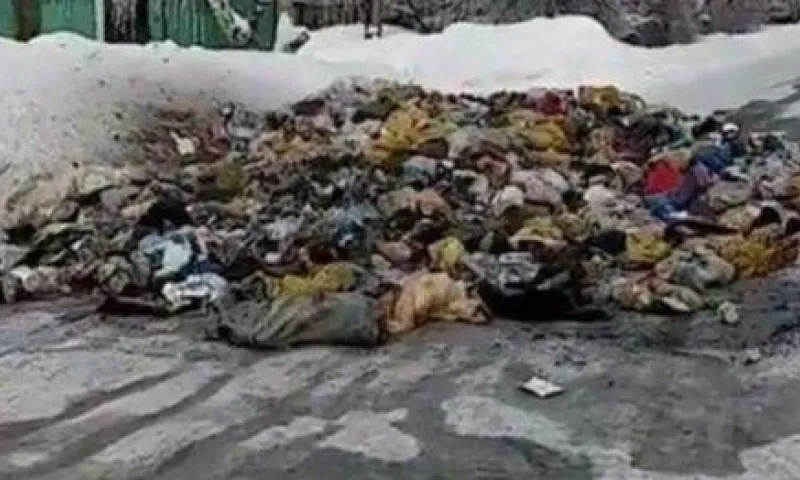 Видео: огромная куча мусора образовалась на дороге в Барнауле