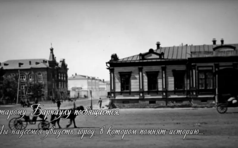 Соцсети: Безруков спел про барнаульские памятники