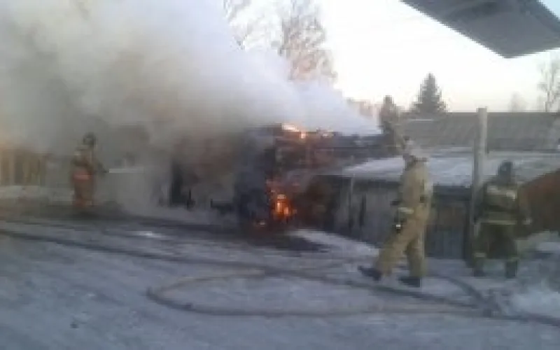 Гараж с автомобилем внутри в Бийске тушили 10 человек 