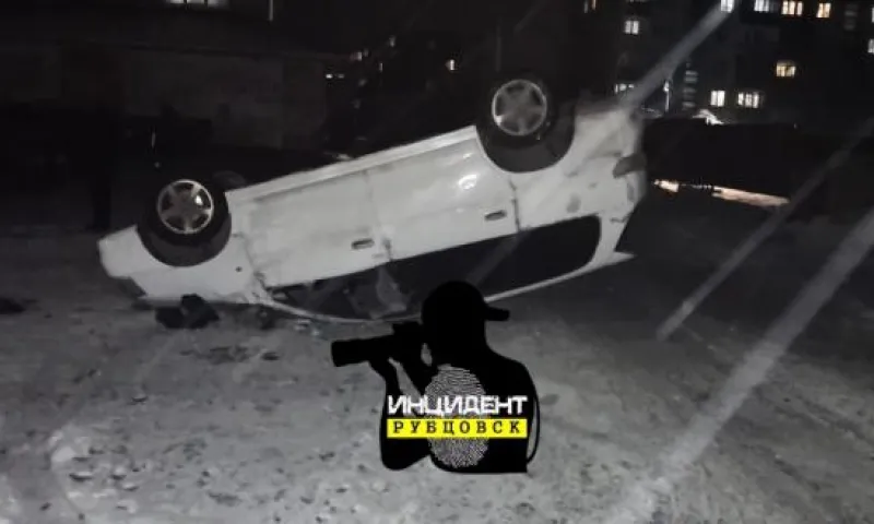 Пьяный водитель «поставил» автомобиль на крышу в Алтайском крае