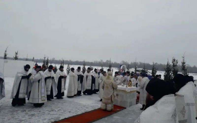 Священнослужители освятили купель на речном вокзале в Барнауле 