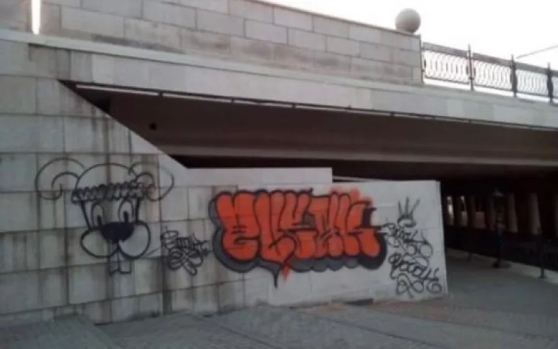 Неизвестные разрисовали стену набережной Барнаулки