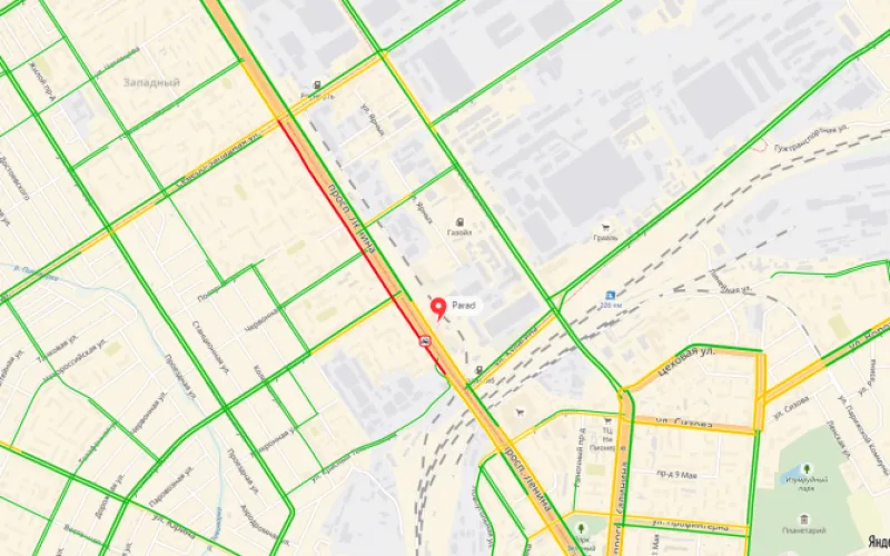 Пробка длиной полтора километра собралась в Барнауле в результате аварии 