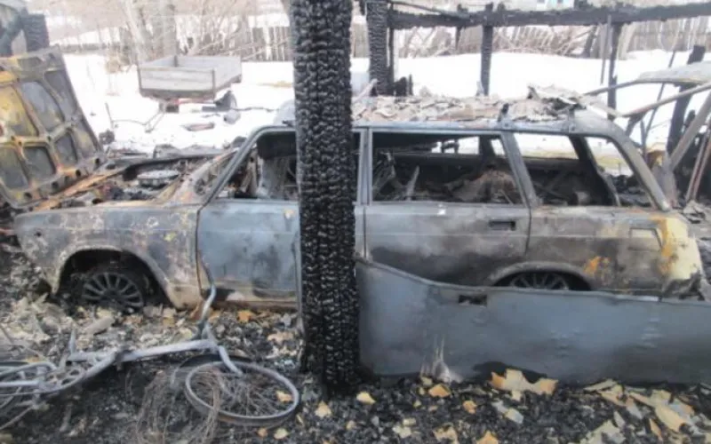 Автомобиль и гараж сгорели в одном из сел Алтайского края