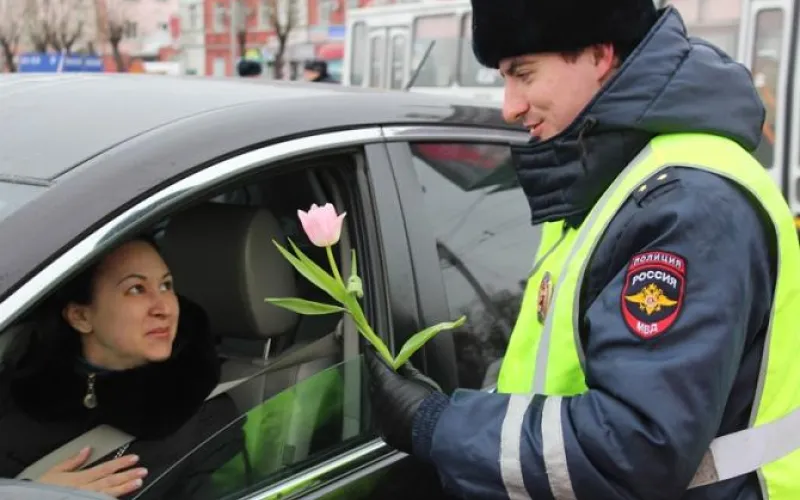 Сотрудники ГИБДД Барнаула и радио «Катунь FM» поздравили женщин с 8 Марта