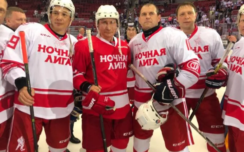 Алтайский депутат сыграл в хоккей c Владимиром Путиным