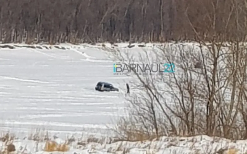 Машина провалилась под лёд в Барнауле 