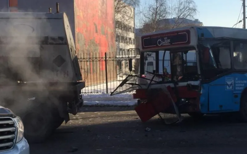 Бензовоз, автобус и легковой автомобиль столкнулись в Барнауле 