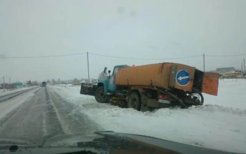 Снегоуборочную машину снесло в кювет в Алтайском крае